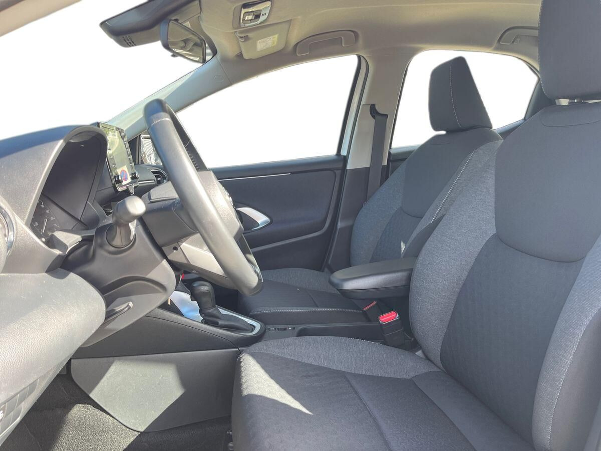 Hvid Toyota Yaris fra 2023