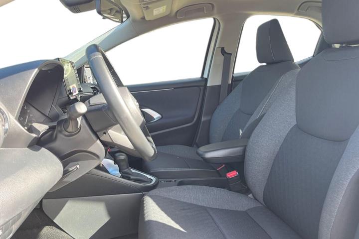 Hvid Toyota Yaris fra 2023