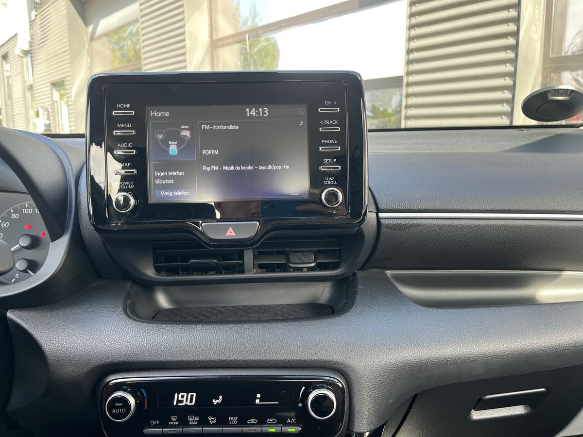 Hvid Toyota Yaris fra 2023