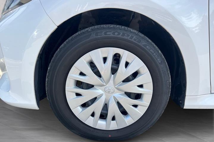 Hvid Toyota Yaris fra 2023