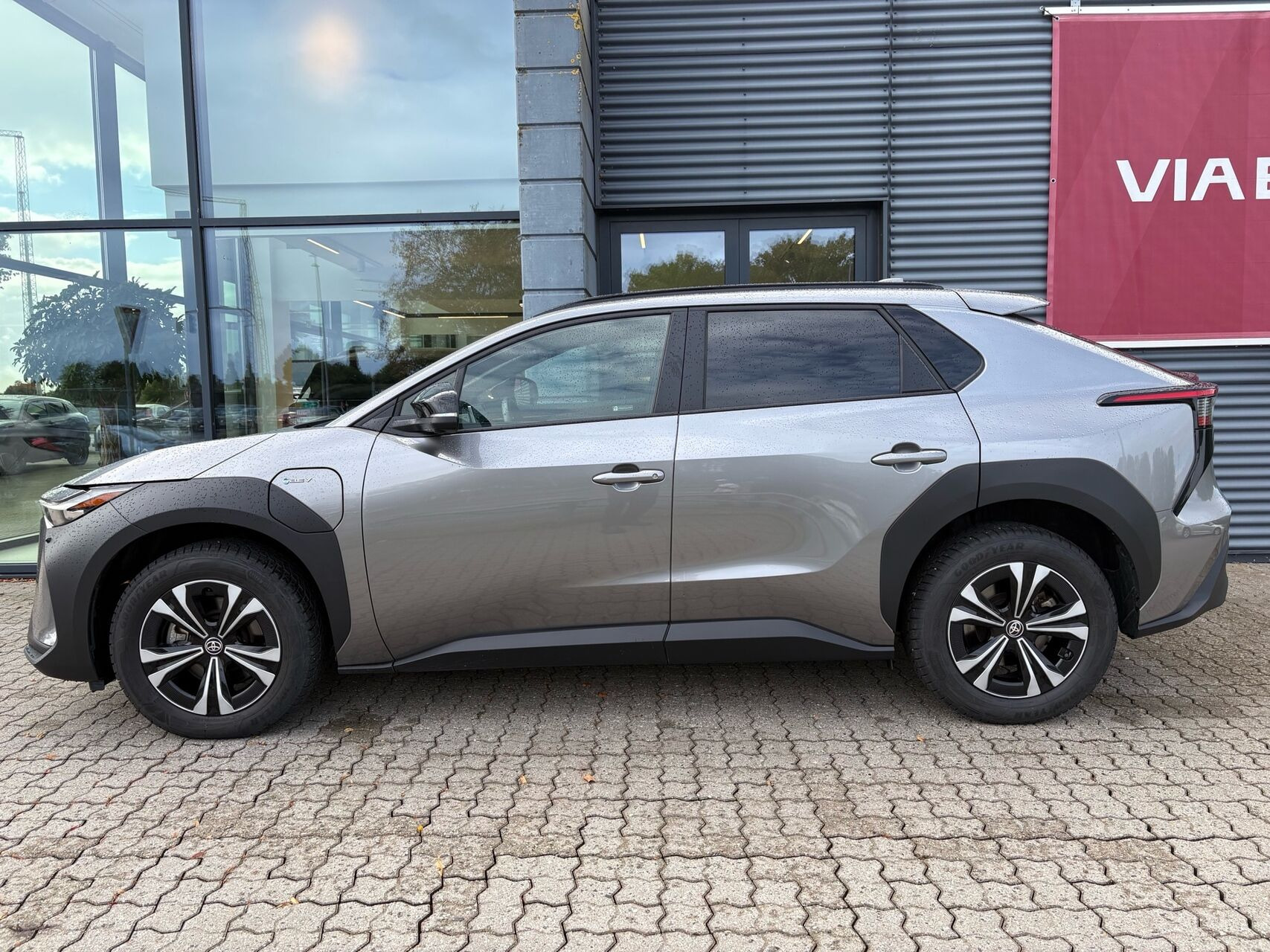 Grå Toyota BZ4X fra 2025