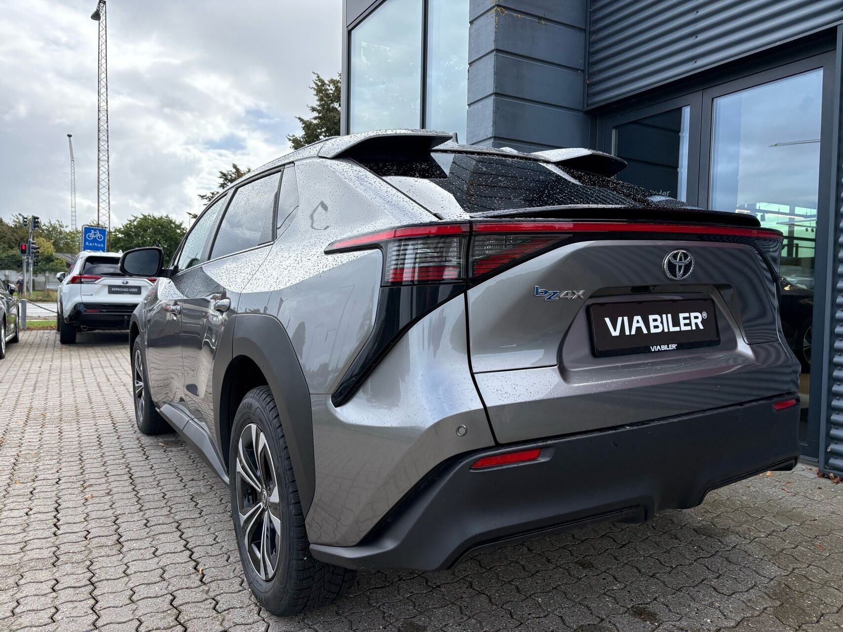 Grå Toyota BZ4X fra 2025