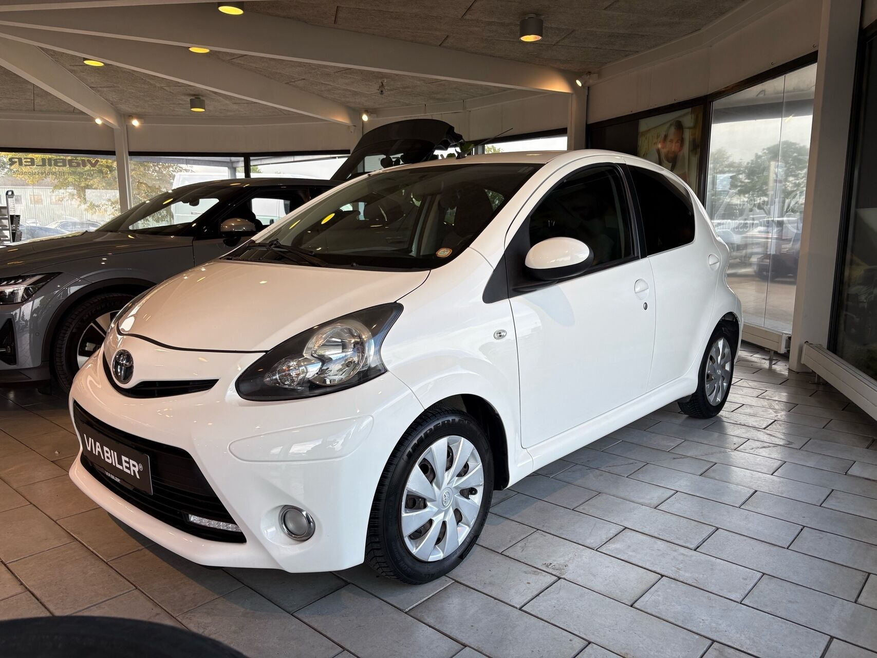 Hvid Toyota Aygo fra 2014