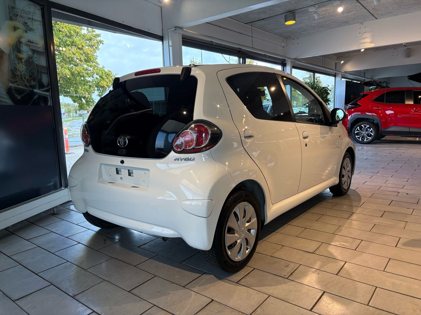 Hvid Toyota Aygo fra 2014
