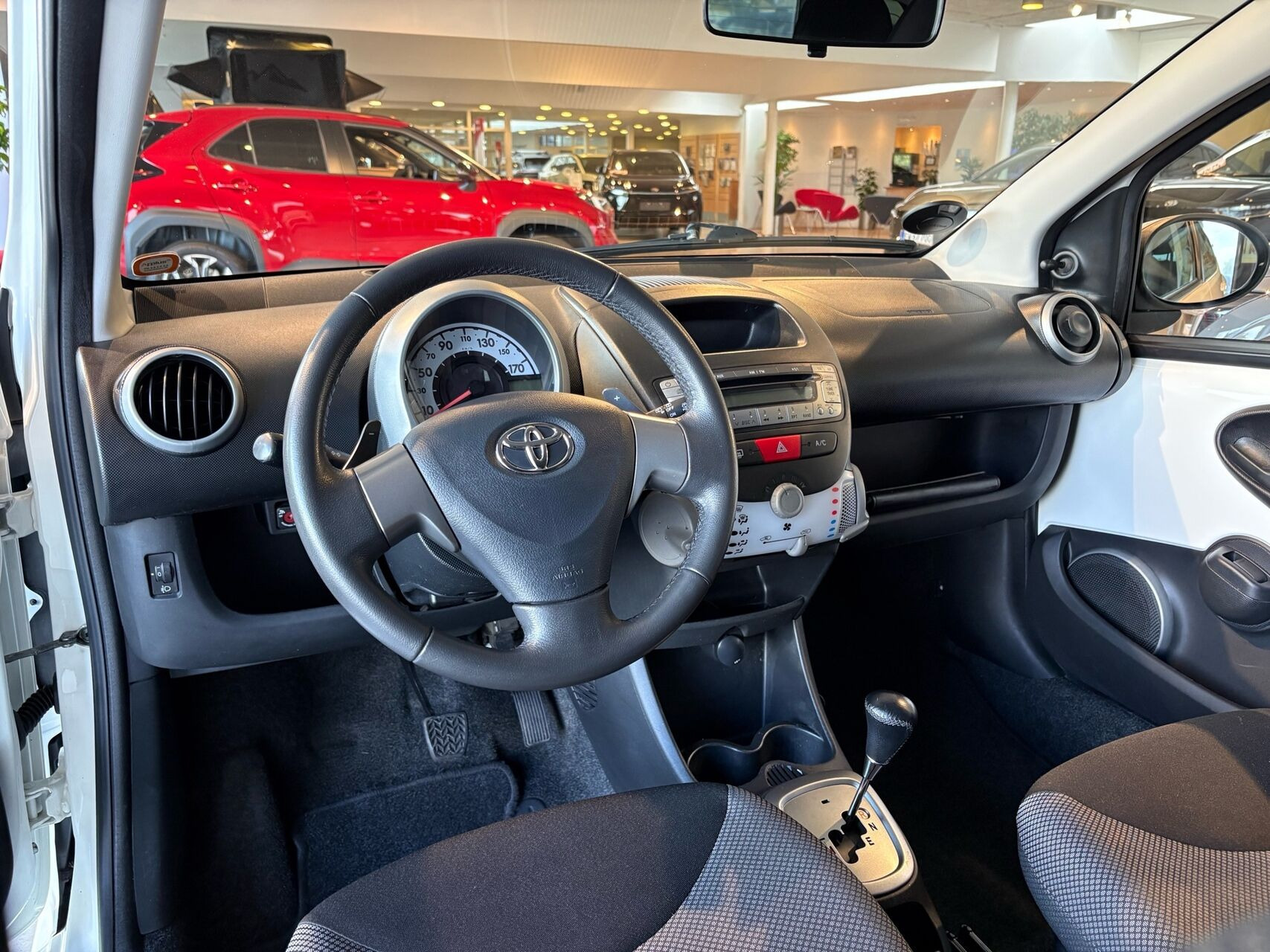 Hvid Toyota Aygo fra 2014