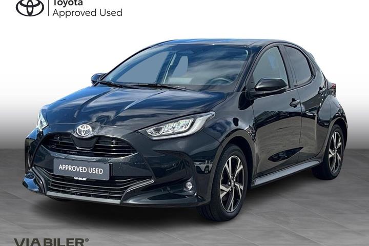 Sort Toyota Yaris fra 2025 set udefra