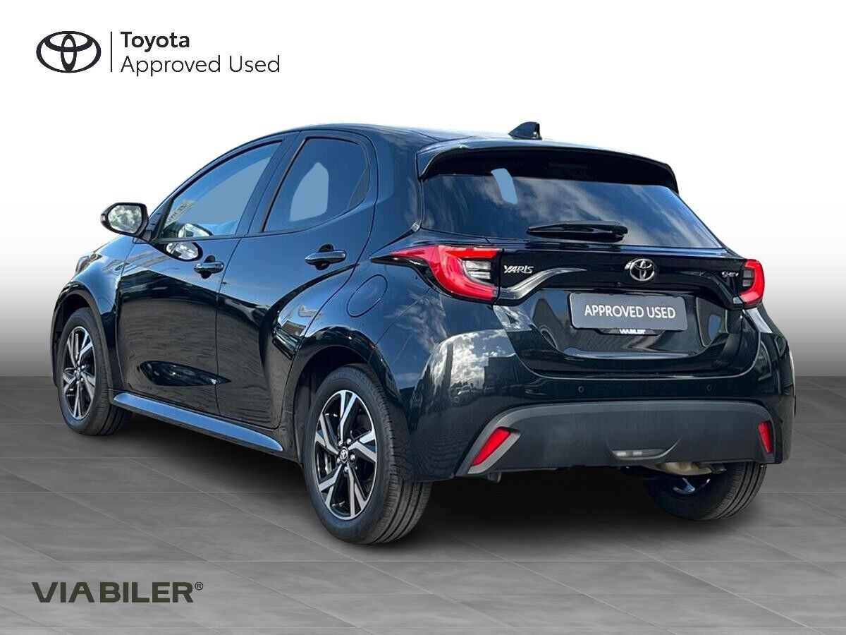 Sort Toyota Yaris fra 2025
