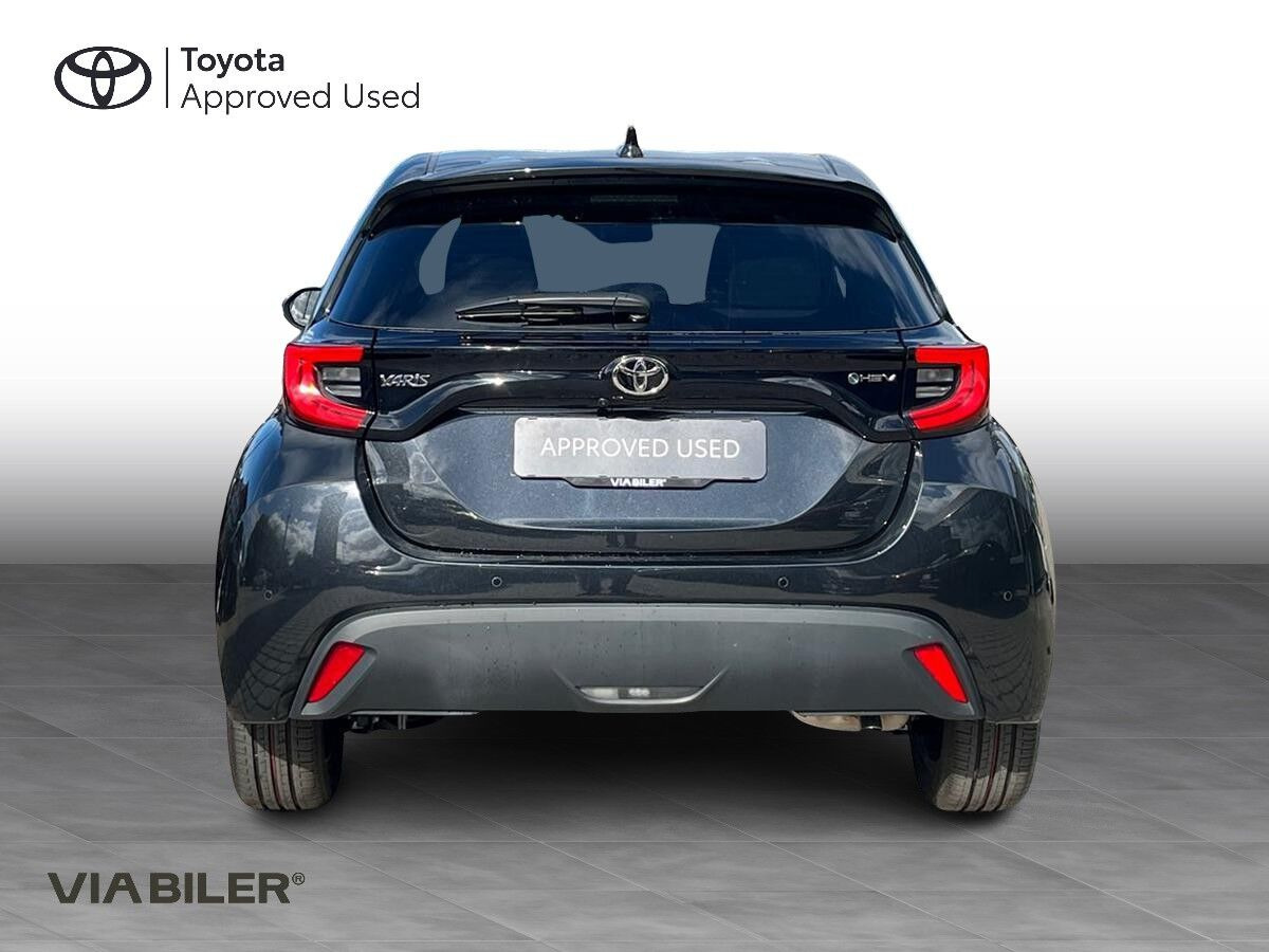 Sort Toyota Yaris fra 2025