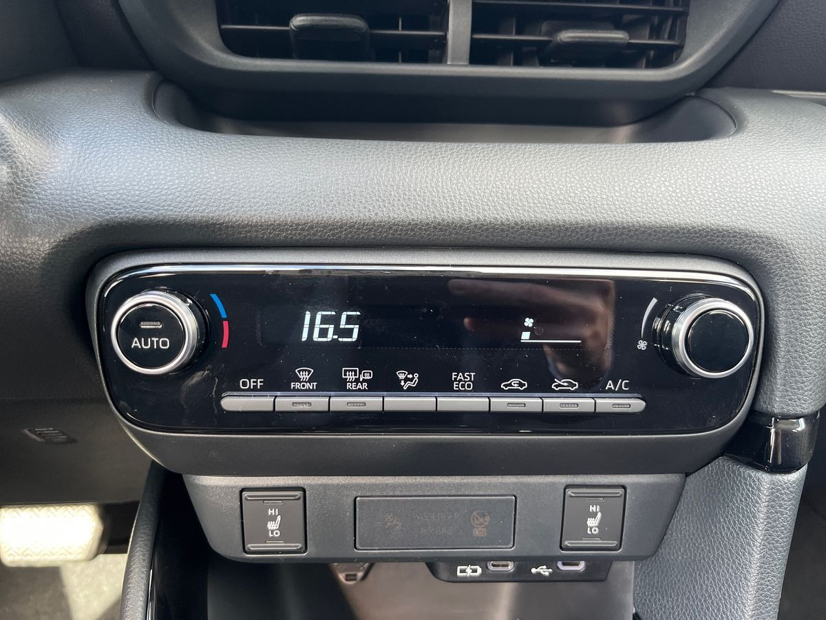 Sort Toyota Yaris fra 2025