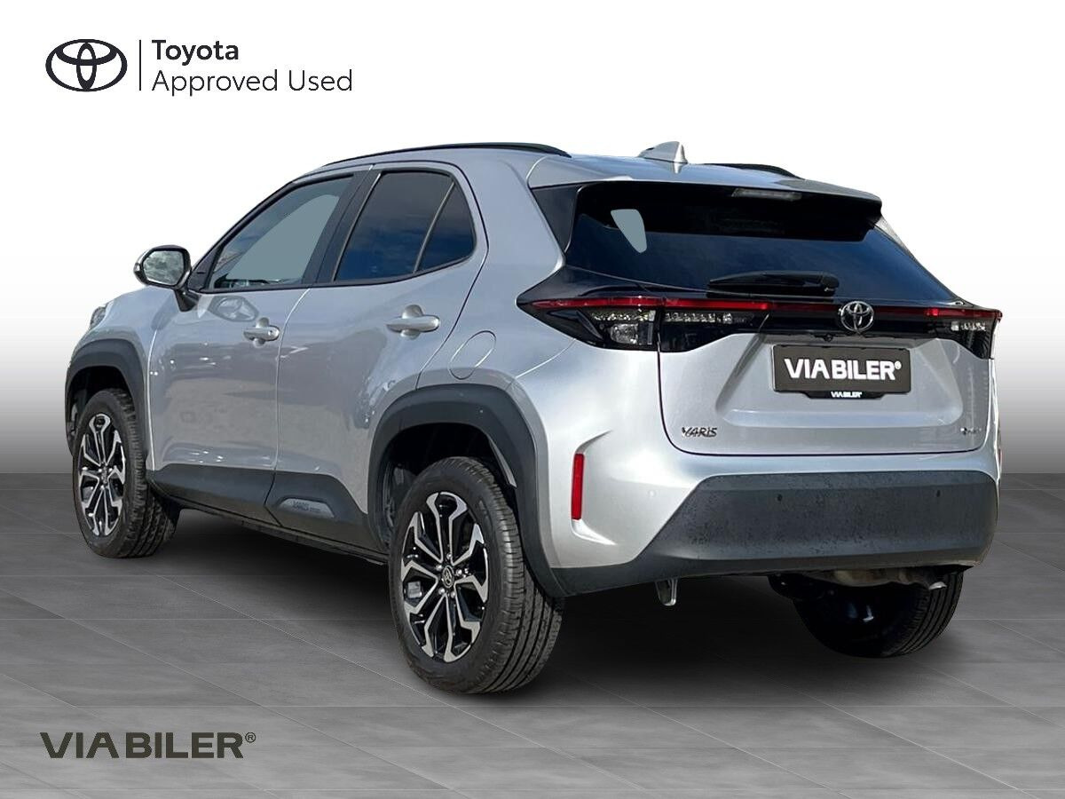 Sølv Toyota Yaris Cross fra 2024
