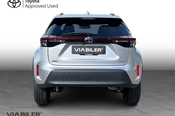 Sølv Toyota Yaris Cross fra 2024