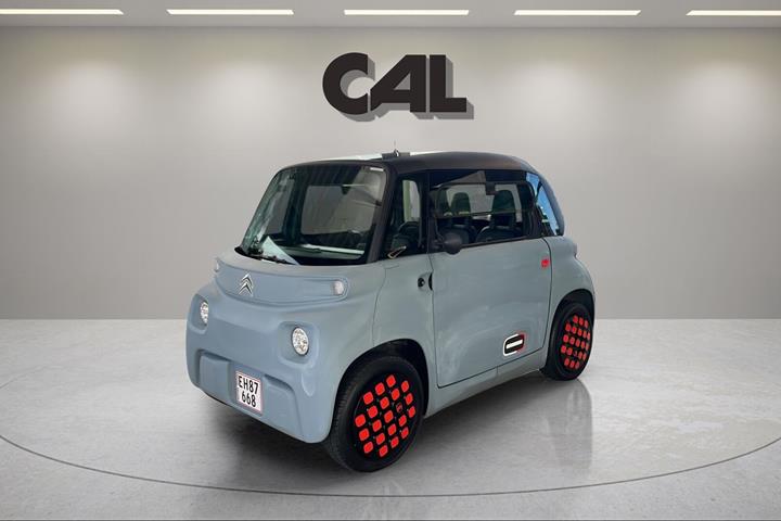 Blå Citroën Ami fra 2023 set udefra