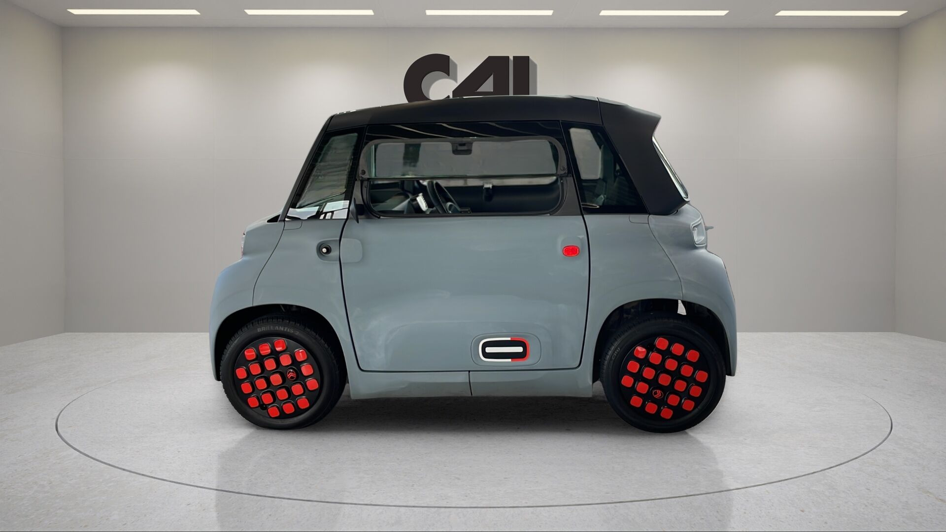 Blå Citroën Ami fra 2023 set udefra