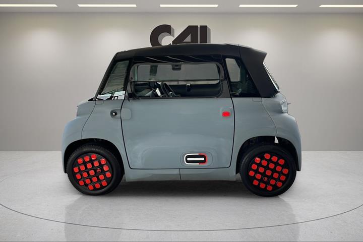 Blå Citroën Ami fra 2023 set udefra