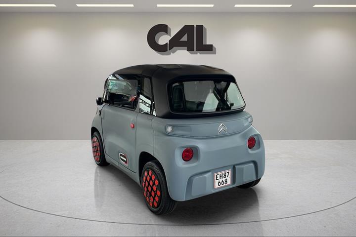 Blå Citroën Ami fra 2023 set udefra