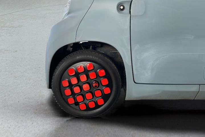 Blå Citroën Ami fra 2023 set udefra