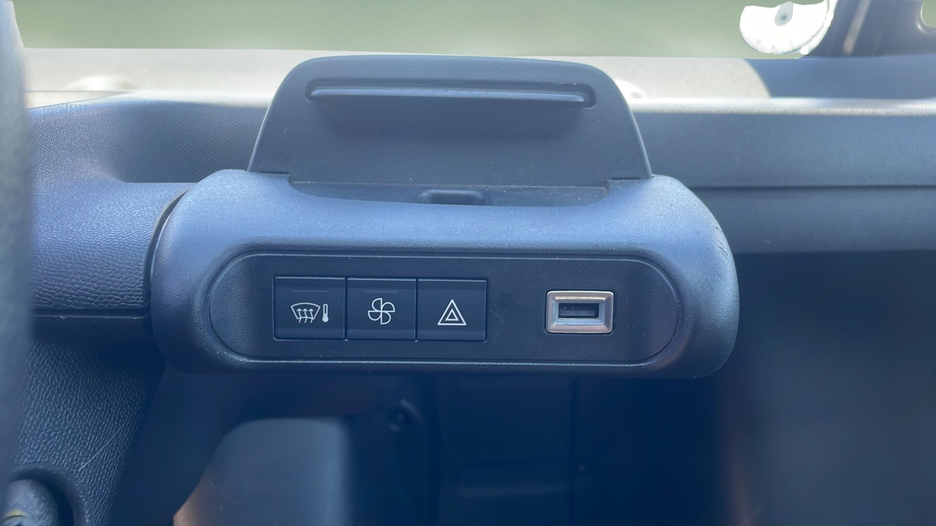 Blå Citroën Ami fra 2023 set indefra