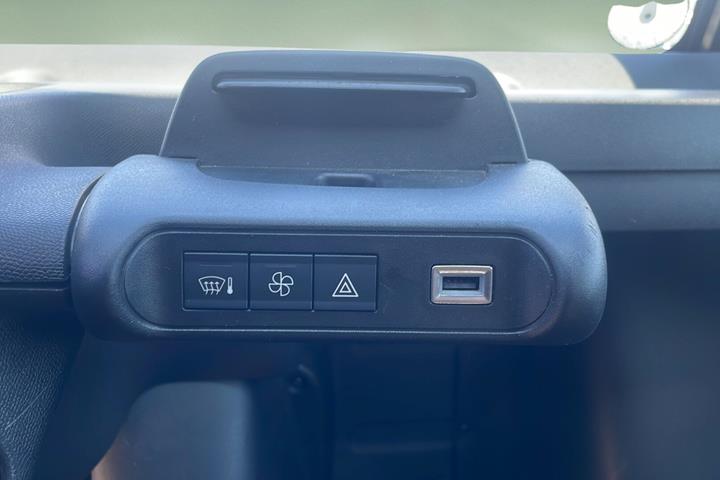 Blå Citroën Ami fra 2023 set indefra
