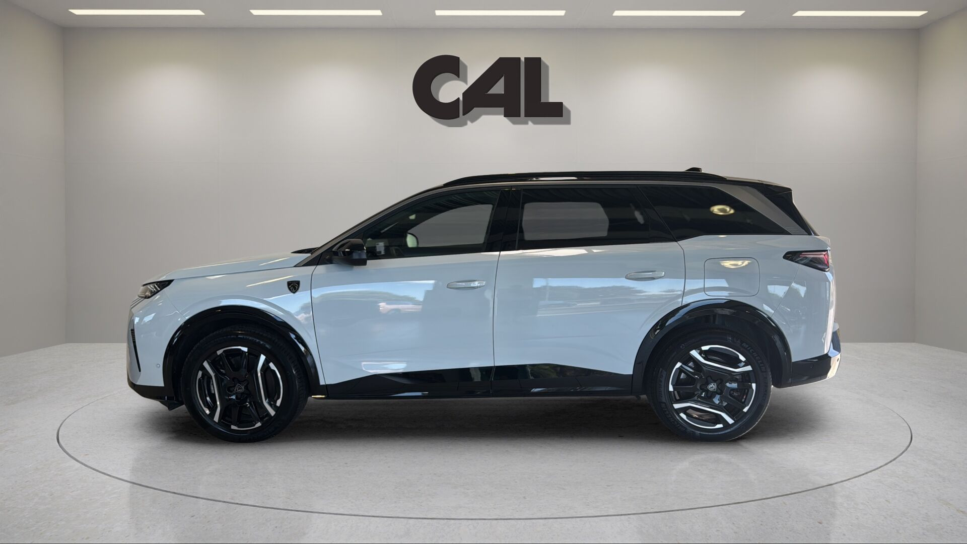 Hvid Peugeot e-5008 fra 2025