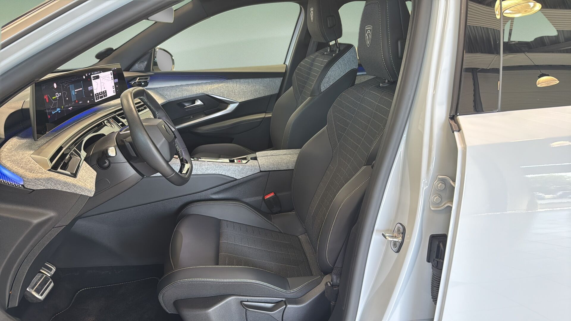 Hvid Peugeot e-5008 fra 2025