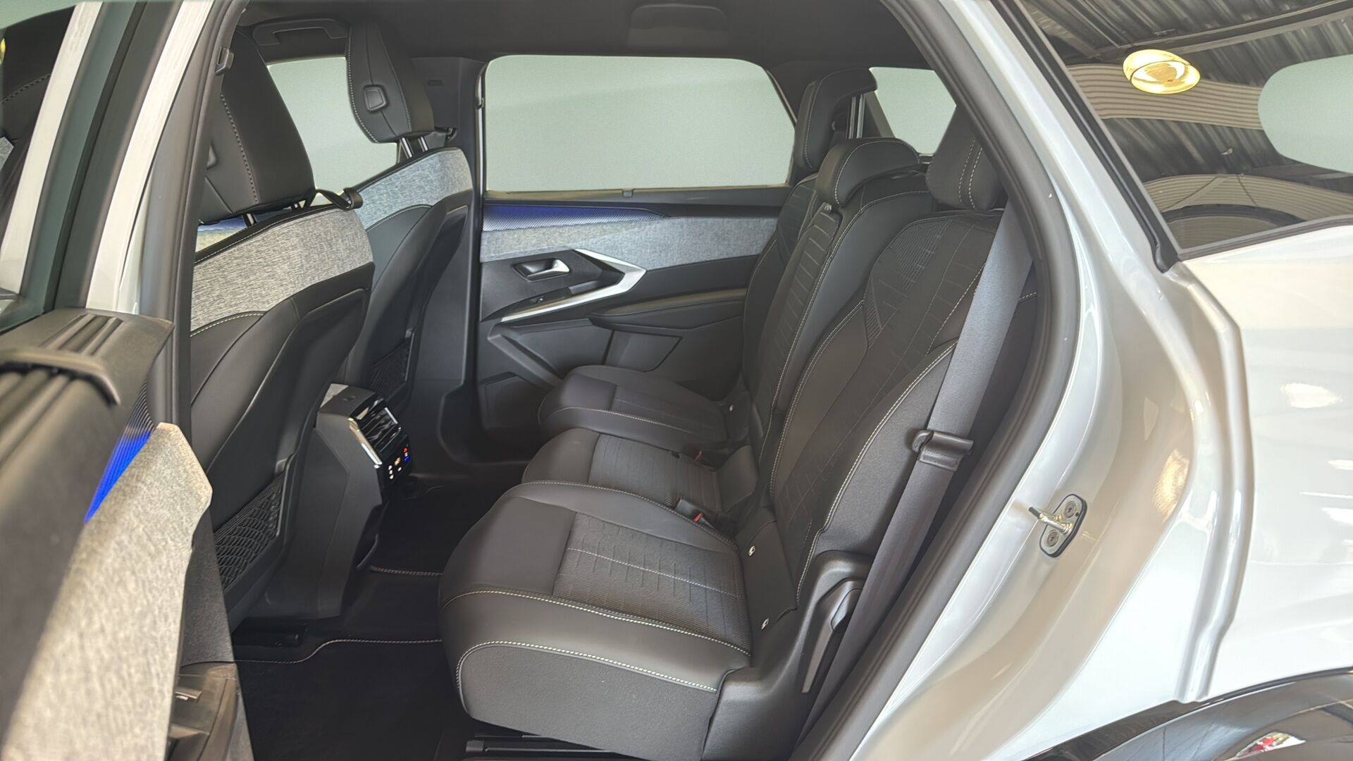 Hvid Peugeot e-5008 fra 2025