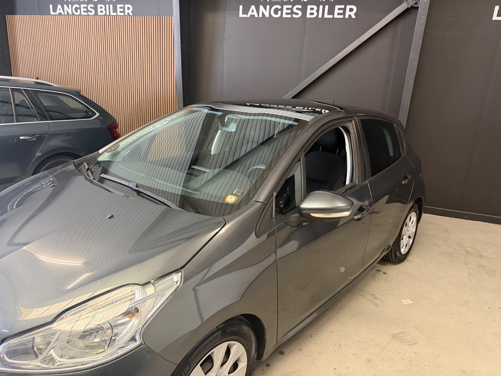 Grå Peugeot 208 fra 2015