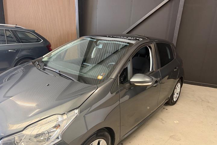 Grå Peugeot 208 fra 2015