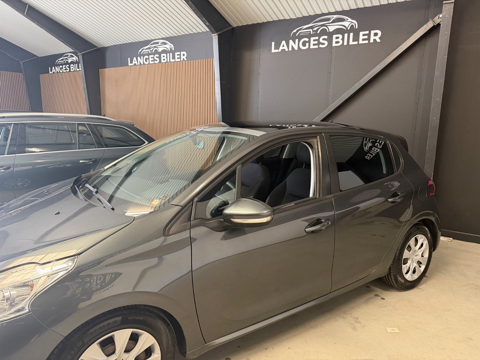 Grå Peugeot 208 fra 2015