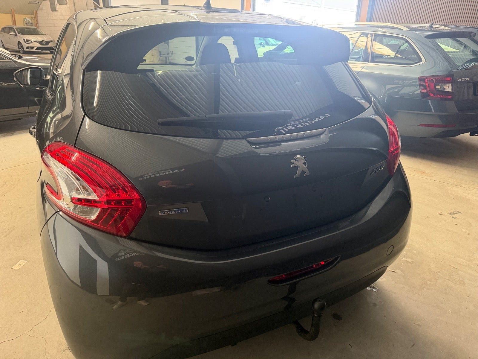 Grå Peugeot 208 fra 2015