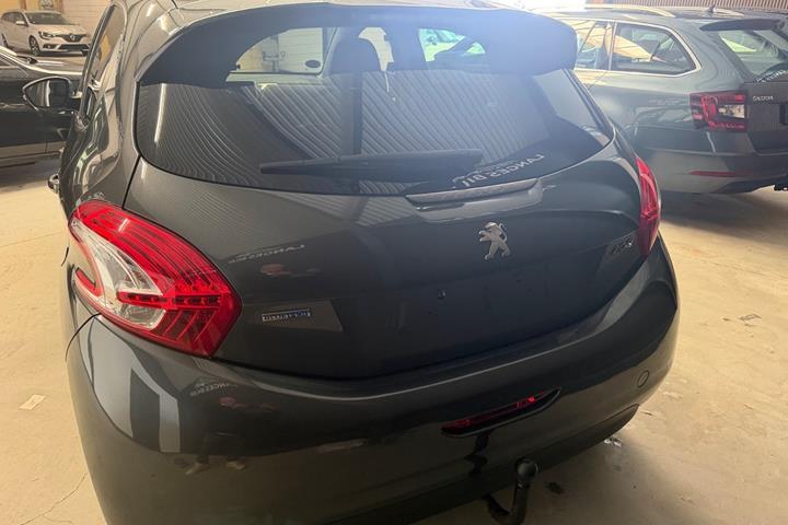 Grå Peugeot 208 fra 2015