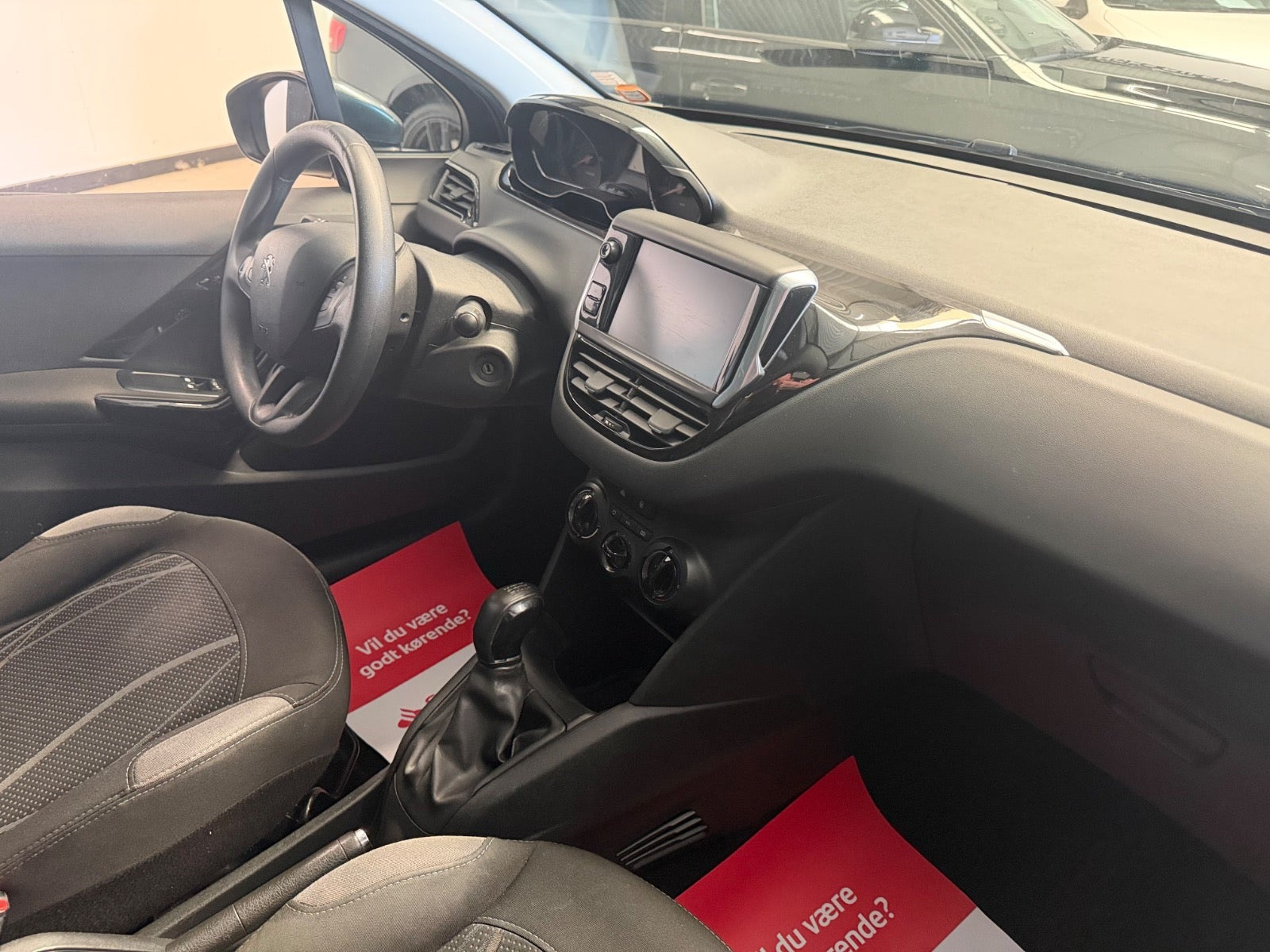 Grå Peugeot 208 fra 2015