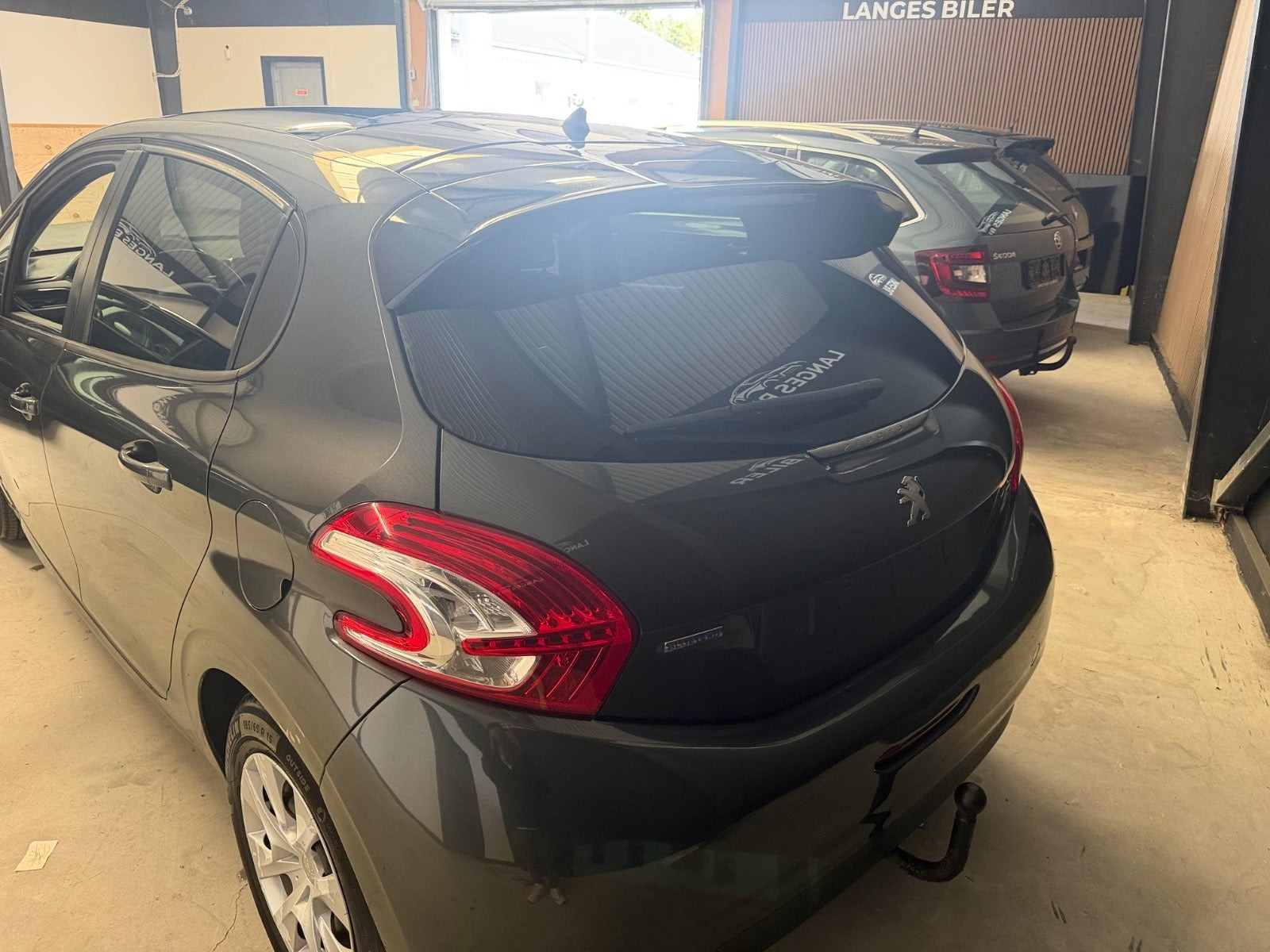 Grå Peugeot 208 fra 2015