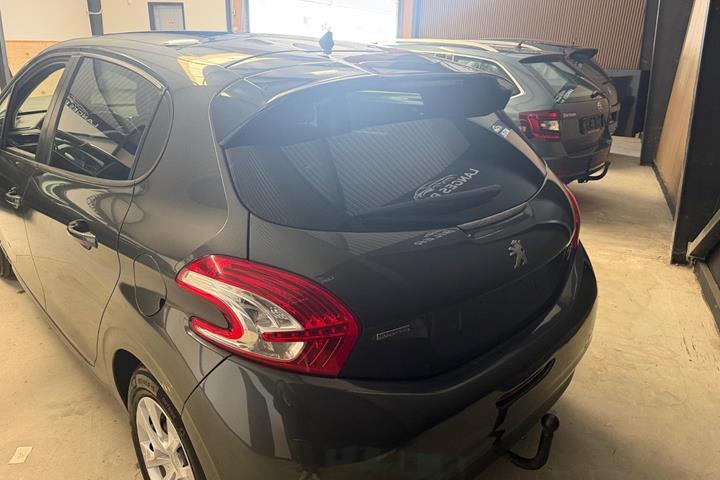 Grå Peugeot 208 fra 2015
