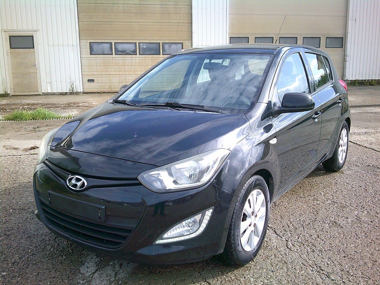 Gul Hyundai i20 fra 2014