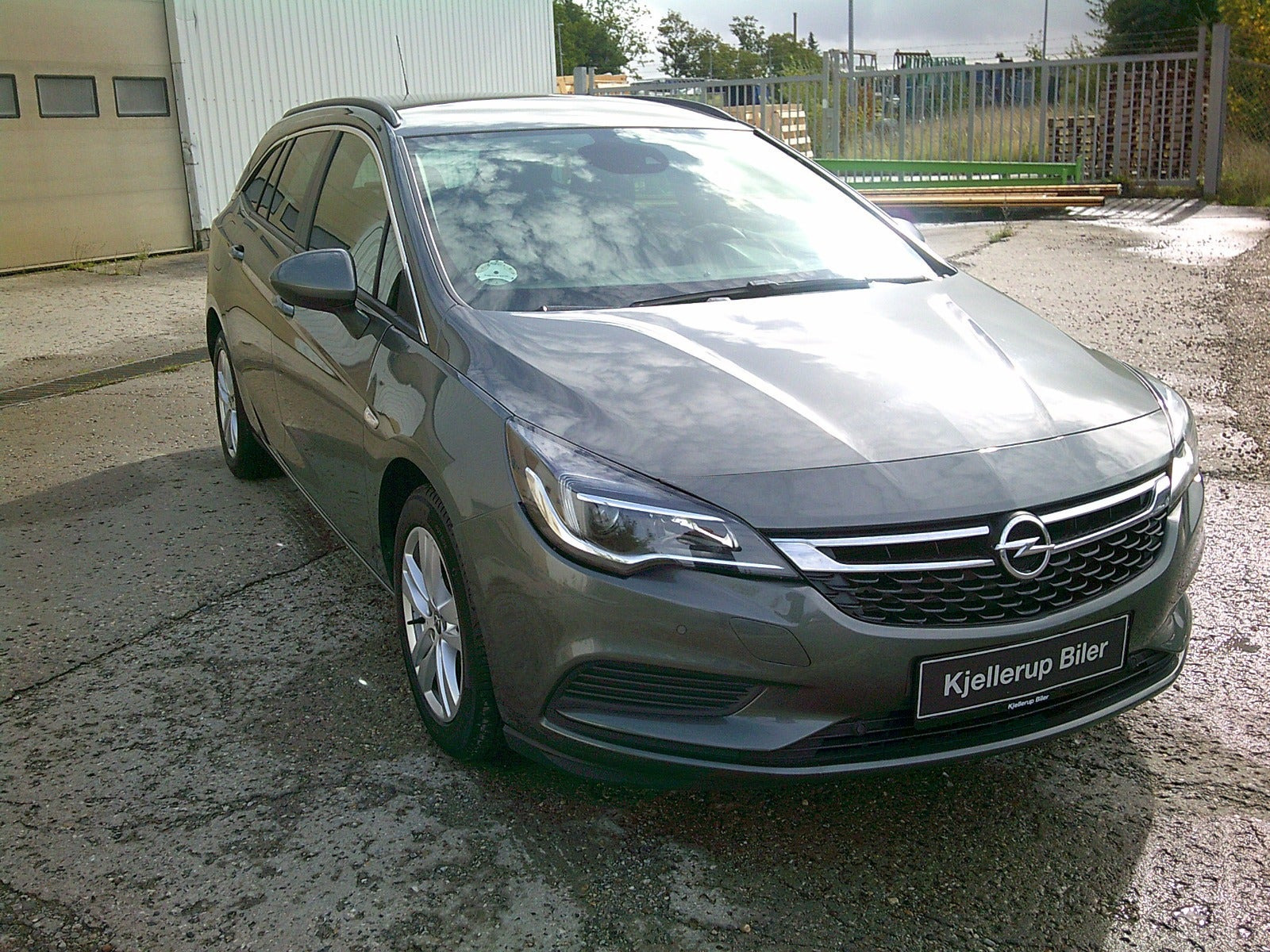 Gul Opel Astra fra 2019