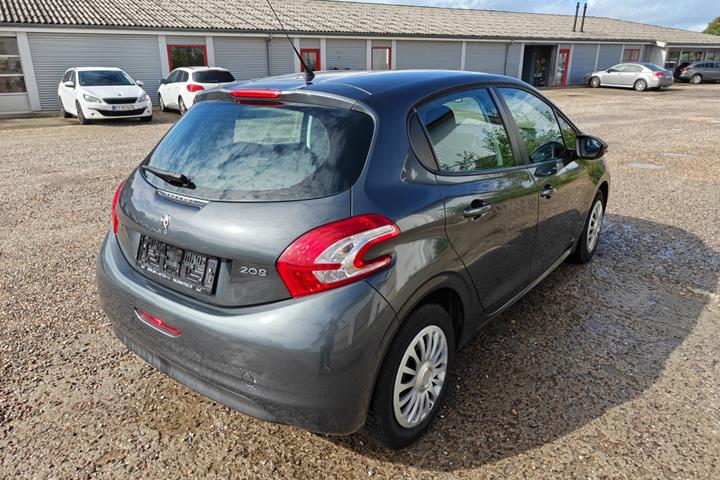 Gul Peugeot 208 fra 2014