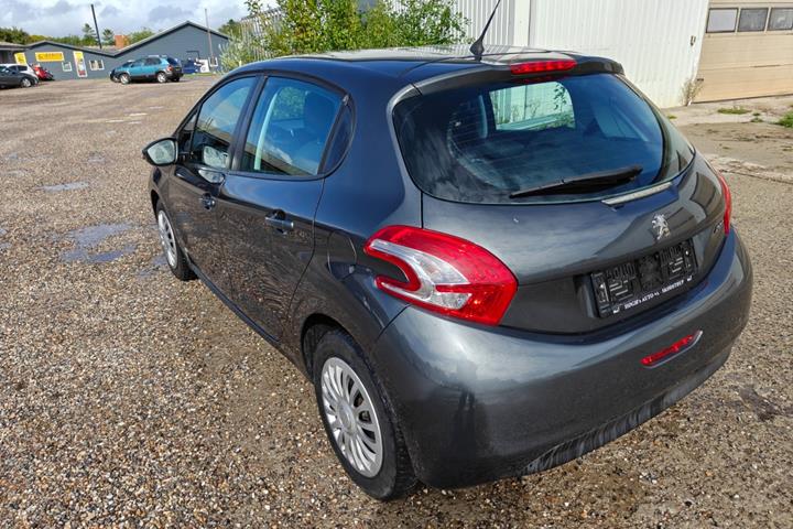 Gul Peugeot 208 fra 2014