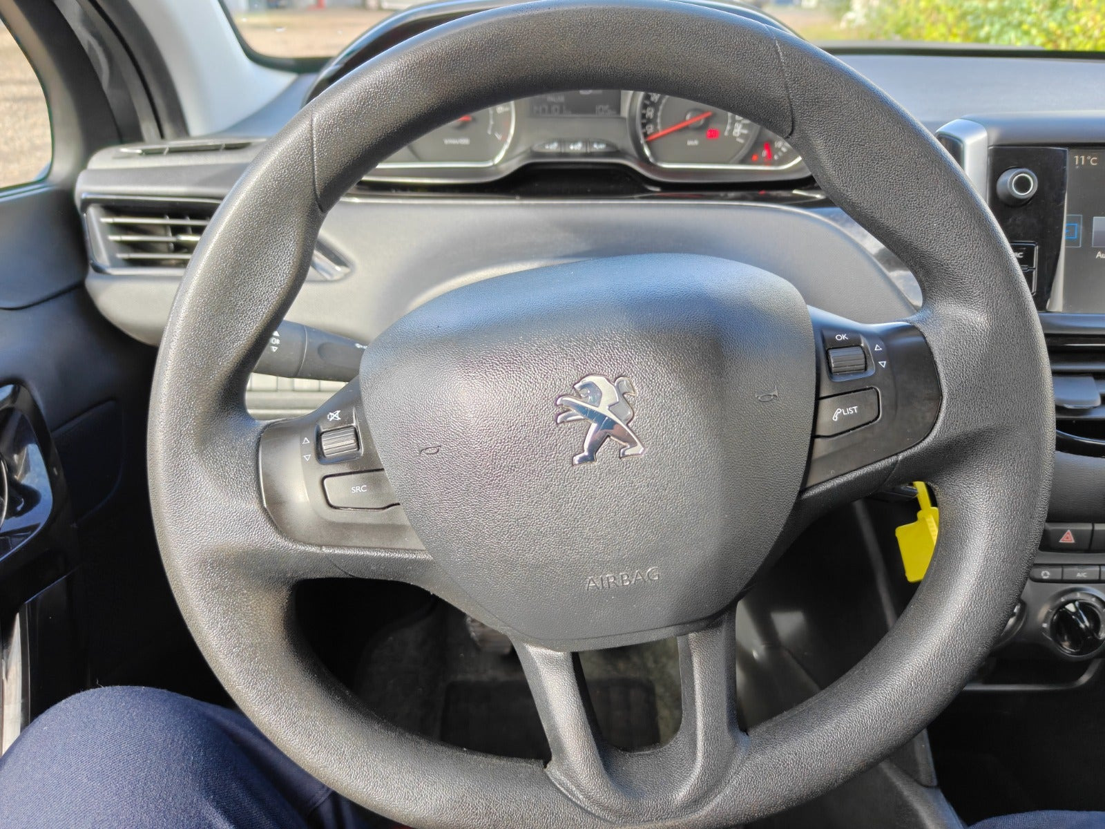 Gul Peugeot 208 fra 2014