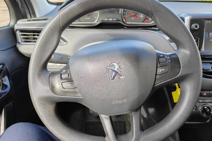 Gul Peugeot 208 fra 2014