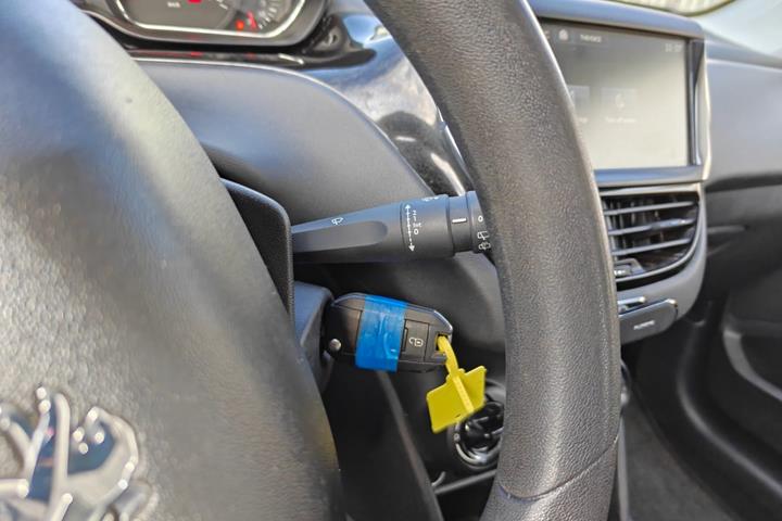 Gul Peugeot 208 fra 2014