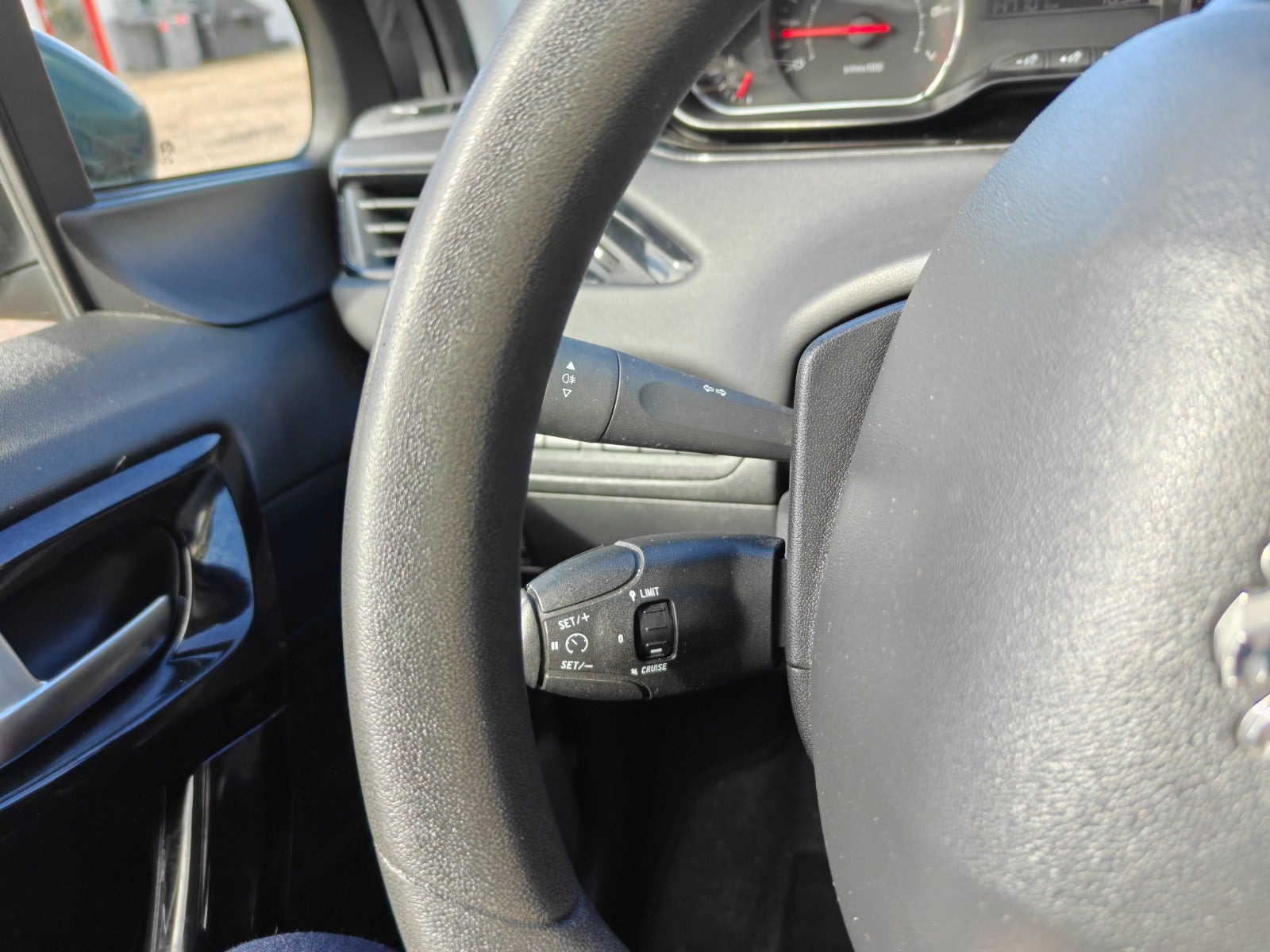 Gul Peugeot 208 fra 2014