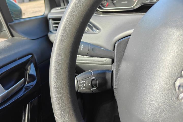 Gul Peugeot 208 fra 2014