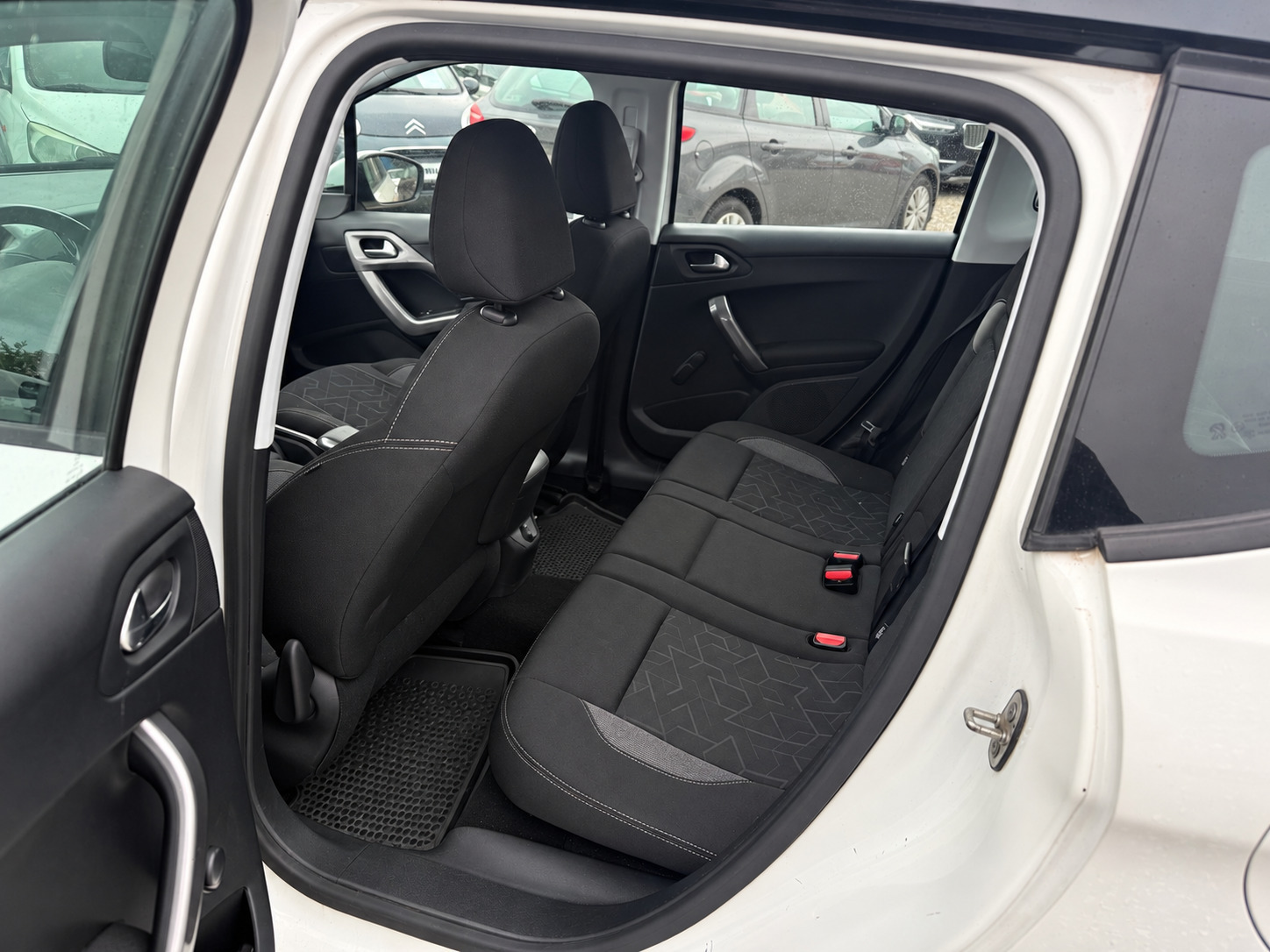 Hvid Peugeot 2008 fra 2016