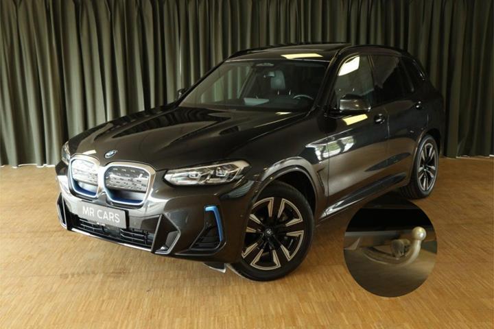Grøn BMW iX3 fra 2024 set udefra