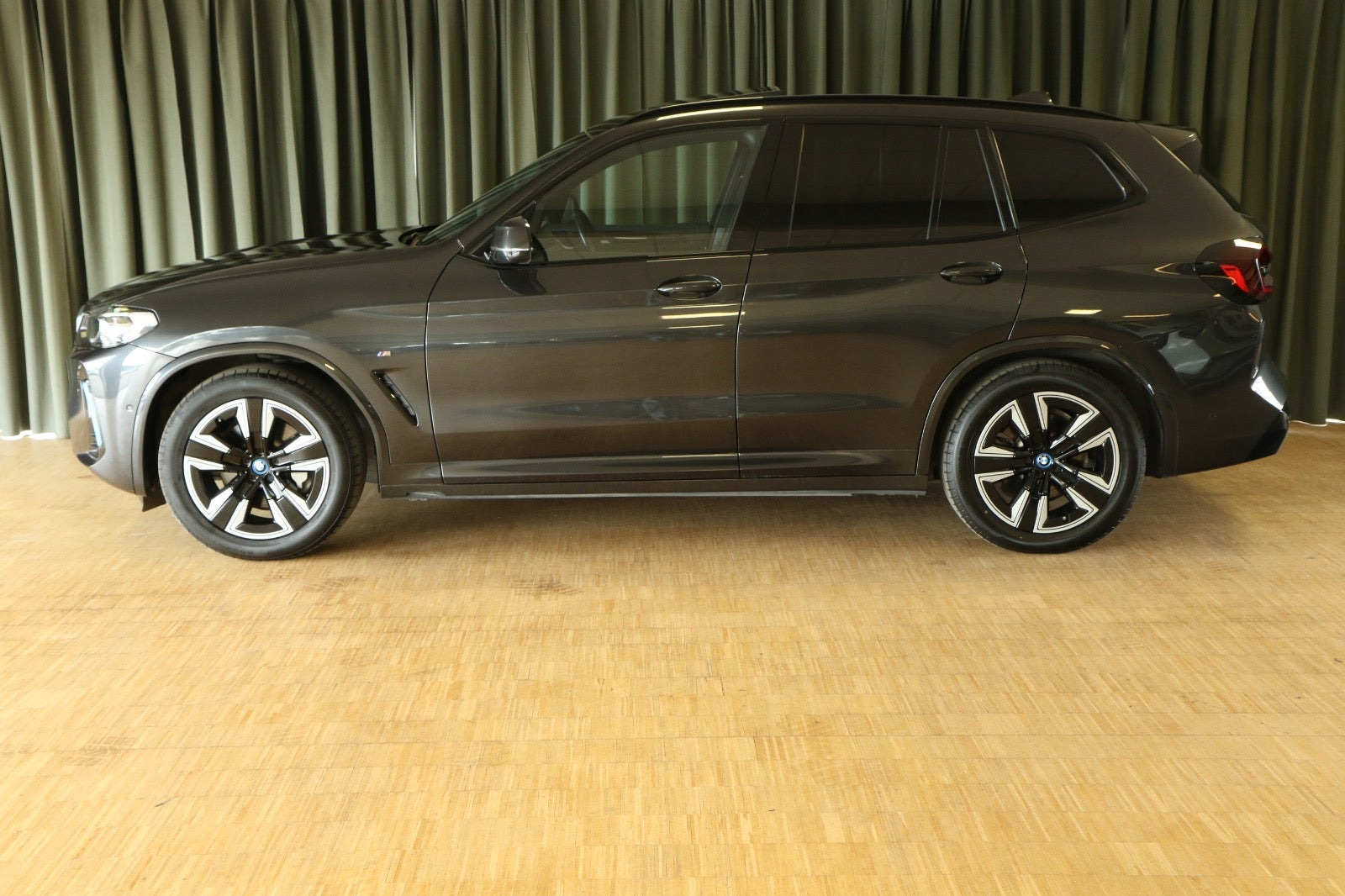 Grøn BMW iX3 fra 2024