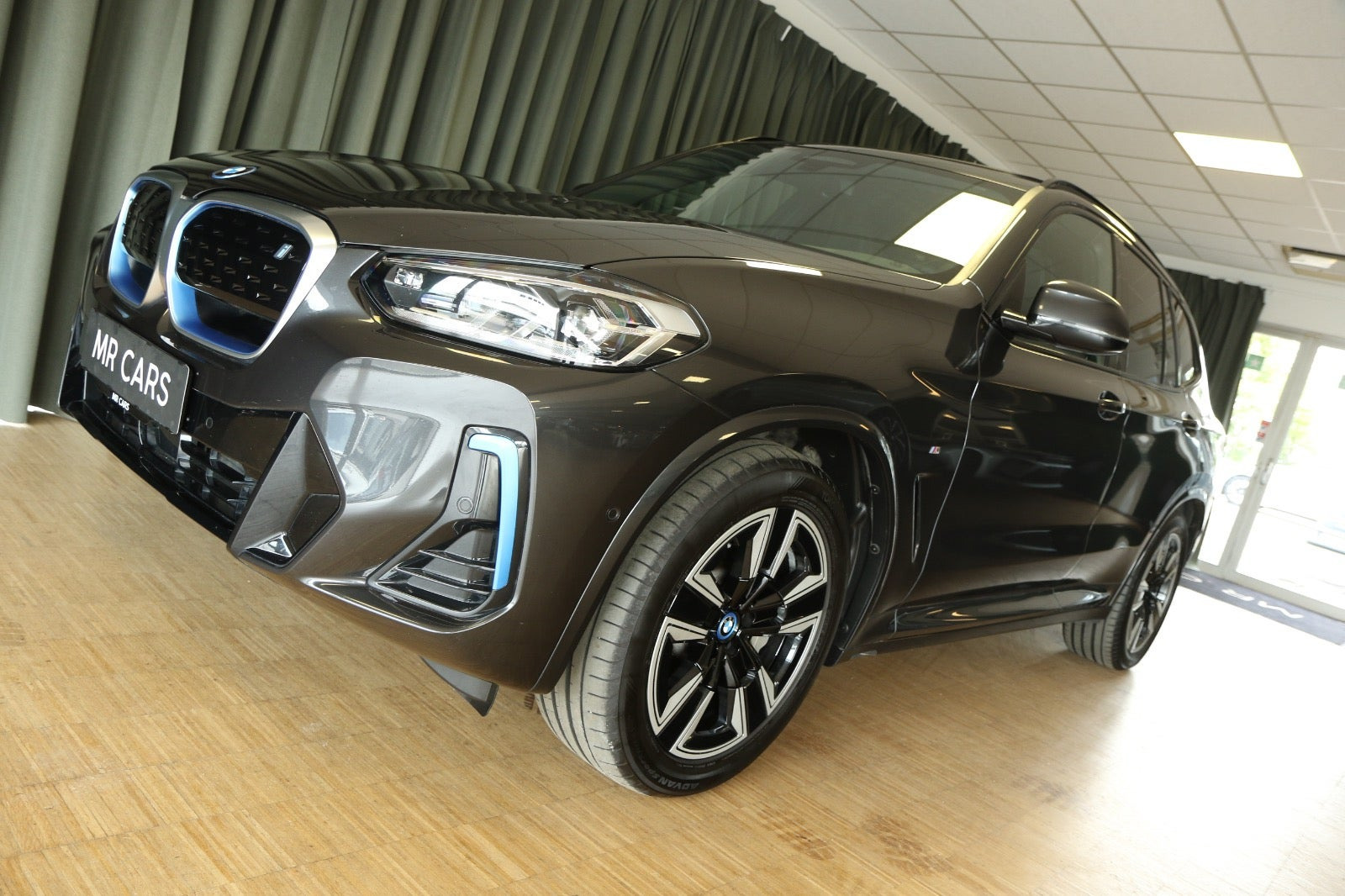 Grøn BMW iX3 fra 2024
