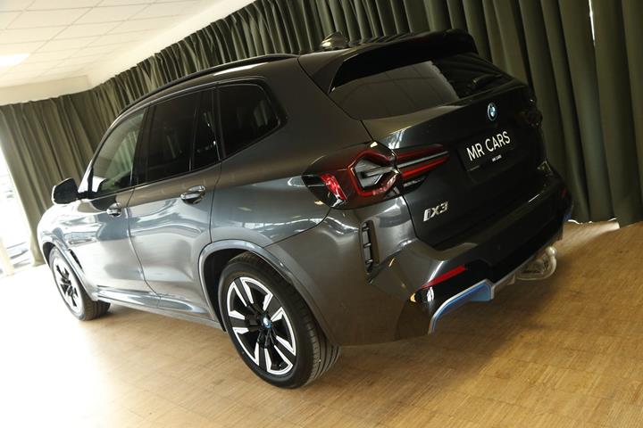 Grøn BMW iX3 fra 2024