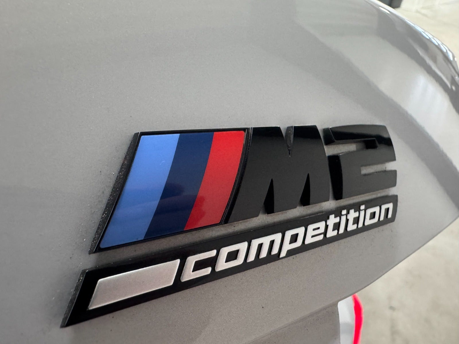 Sølv BMW M2 fra 2020