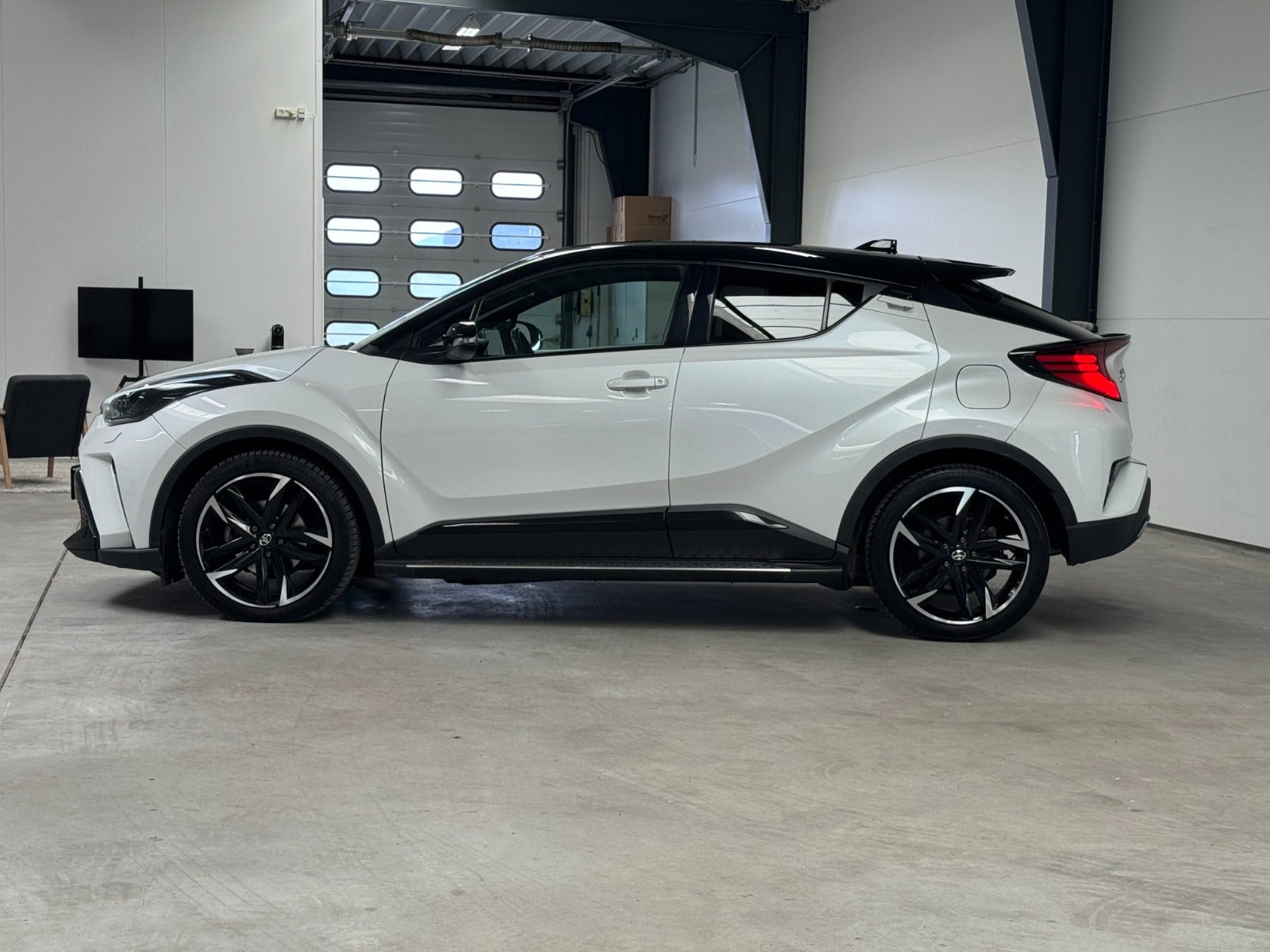 Hvid Toyota C-HR fra 2022
