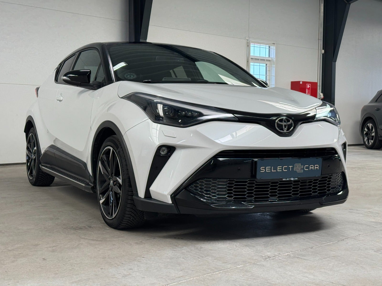 Hvid Toyota C-HR fra 2022